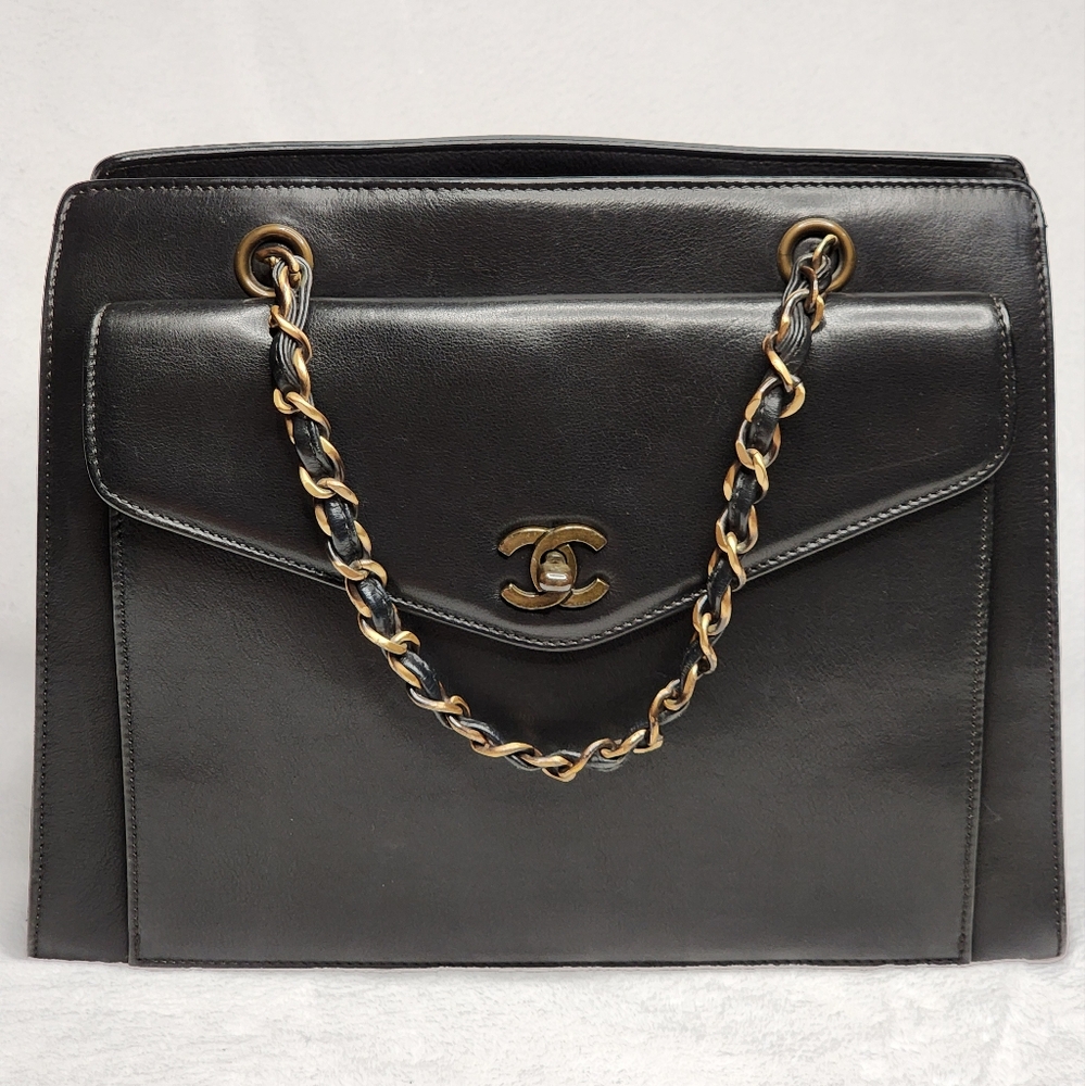 Authentic Chanel hand bag - Picture 2 of 16